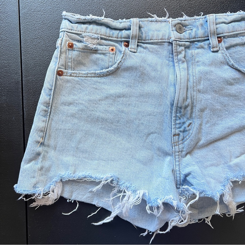 Abercrombie & Fitch The Mom Short High Rise Light Wash Denim Shorts Size 26 - Picture 2 of 8